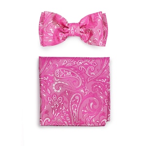 Może przedstawiać: Różowy krawat muszkowy i poszetka z białym wzorem paisley.