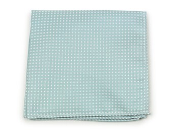 Può includere: Un fazzoletto da taschino blu chiaro con un motivo a pois bianchi.