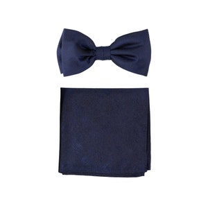 Vlinderdas set in Dark Navy | Formele Mens Vlinderdas + Pocket Vierkant in Donkere Marine Houtnerf Textuur