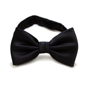 Noeud papillon noir | Noeud papillon homme solide en noir dans un style pré-attaché | Noeud papillon prétentré solide finition en satin noir (longueur réglable)
