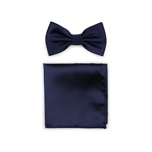 Dark Navy Bow Tie Set | Bow Tie + Pocket Square Set in Dark Navy Blue - couleur unie avec finition satinée (style bow tie pré-noué)