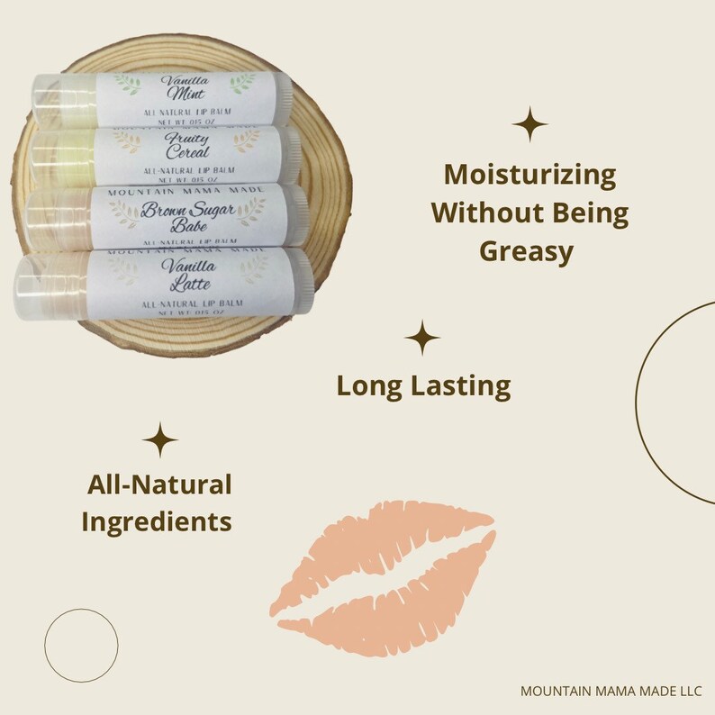 Op de afbeelding: Vier lippenbalsems met labels met de tekst "Vanilla Mint", "Fruity Cereal", "Brown Sugar Babe" en "Vanilla Latte". De afbeelding bevat de tekst "All-Natural Lip Balm" en "All-Natural Ingredients". De achtergrond bevat de tekst: "Moisturizing Without Being Greasy" en "Long Lasting".