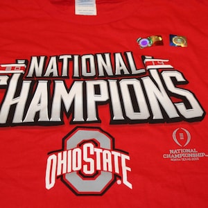 Koszulka z krótkim rękawem dla Ohio State University Buckeyes 2014 National Champions w kolorze czerwonym – rozmiar M – nowa