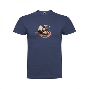 Puede incluir: Una camiseta azul marino con un gr&aacute;fico circular de un astronauta de pie en un planeta rojo con un rover y el texto "Astronaut Paradise" en blanco.