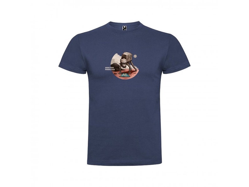 Puede incluir: Una camiseta azul marino con un gr&aacute;fico circular de un astronauta de pie en un planeta rojo con un rover y el texto "Astronaut Paradise" en blanco.