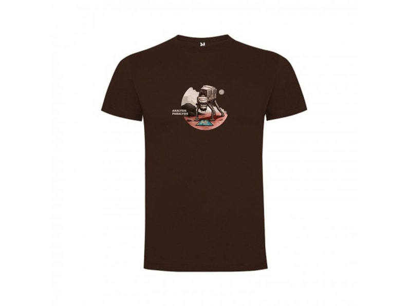 Puede incluir: Una camiseta marr&oacute;n con un gr&aacute;fico de un astronauta de pie en un planeta rojo con un rover y el texto "Another Paradise Found".