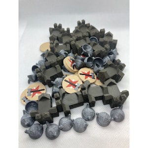 Può includere: Una collezione di pezzi di castello in plastica grigia e scudi con croci rosse, e elmi in plastica grigia con design vichingo.