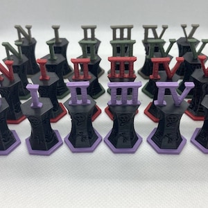 Può includere: Set di 20 pezzi da gioco in numeri romani stampati in 3D, di colore nero, viola, rosso e verde. I pezzi sono numerati da I a V.