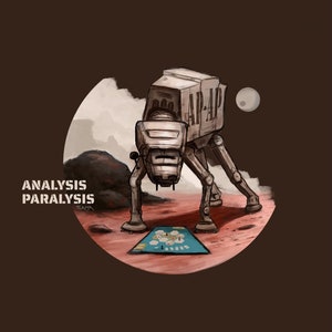 Puede incluir: Un caminante AT-AT blanco de estilo de dibujos animados con el texto "AP-AP" en el lateral, de pie sobre una superficie roja y rocosa. El caminante mira hacia abajo a un juego de mesa azul y blanco con el texto "ANALYSIS PARALYSIS" en el lateral.