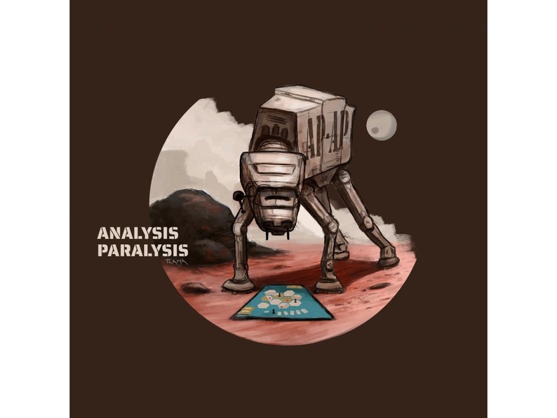 Puede incluir: Un caminante AT-AT blanco de estilo de dibujos animados con el texto "AP-AP" en el lateral, de pie sobre una superficie roja y rocosa. El caminante mira hacia abajo a un juego de mesa azul y blanco con el texto "ANALYSIS PARALYSIS" en el lateral.