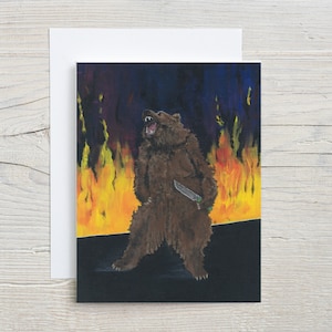 Puede incluir: Un oso marrón con un cuchillo se encuentra frente a un fondo naranja y amarillo llameante. El oso ruge con la boca abierta y los dientes a la vista. El fondo es azul oscuro y morado con llamas.
