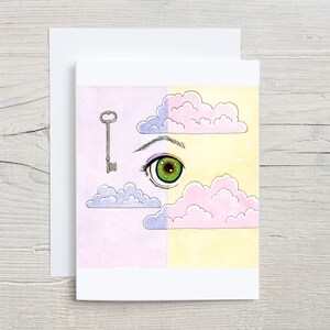 Könnte beinhalten: Eine Aquarell-Illustration eines grünen Auges mit einem einzelnen Schlüssel, der darüber schwebt. Das Auge ist von rosa und lila Wolken auf einem gelben und rosa Hintergrund umgeben.