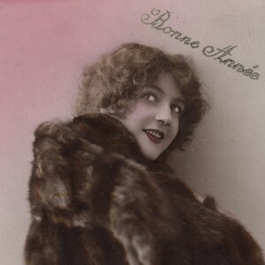 Vintage foto ' Happy New Year ' handgeschilderde Franse kaart van Lady in Furs, 1910 's rppc