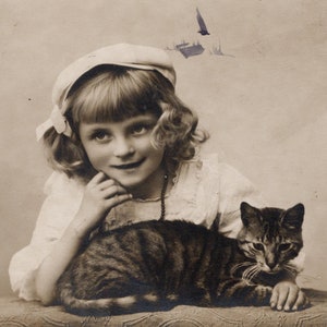Foto di gatto vintage "Ragazza e gatto soriano" Foto di gatto anni '10, animali domestici, cartolina di gatto vintage, gatto soriano, gatti, gatti vintage, Rppc