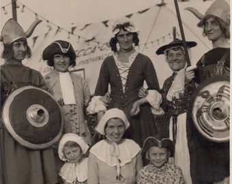 Photo des années 1930, 'Fancy Dress Parade' Vikings & Maids, Capitaine de navire, Costumes, Carnaval, Photo vintage, Rppc,