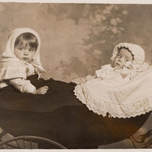 Photo vintage d'enfants « Chariot Baby » Photo vintage de landau, bébé et enfant des années 1910, carte postale de landau vintage, poussettes, enfants Rppc,