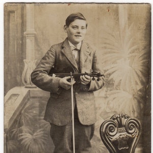 Foto dos anos 1910 'Young Jack' Boy com violino, músico, violino, cartão postal de músico, crianças, violinista, foto antiga, Rppc