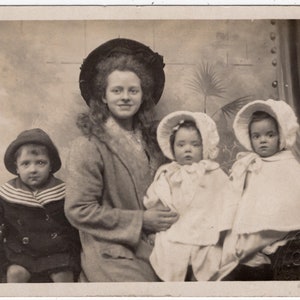 Vintage Familienfoto, 'Terrible Twins' 1910er Jahre Familie, Zwillinge Foto, 1910er Mode, Zwillinge in Mützen, antikes Foto, Rppc