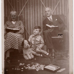 Vintage Familienfoto 'Boy's Toys' Junge mit Spielzeughund, Kinder, Großeltern, Lesen, Spielzeug, Spielzeugpostkarte, 1940er Jahre, Rppc