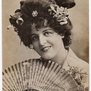 Photo édouardienne originale « Geisha Girl » Miss Marie Studholme, photo de costume de Geisha vintage, éventail, actrice édouardienne, 1907, actrice Rppc
