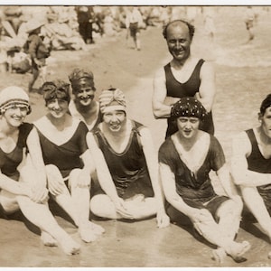 Photo de bord de mer vintage baigneurs des années 1920, maillots de bain vintage, plage, maillots de bain des années 1920, carte postale de bord de mer, Rppc