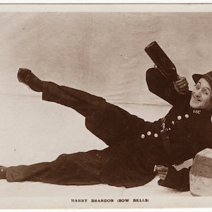 Oryginalne zdjęcie z lat 1910. Aktor komiksowy „Pijany policjant”, Harry Brandon, impreza koncertowa Bow Bells, artysta estradowy, zabytkowy Rppc,