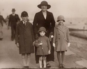 1930's Photo 'Family Outing' Family Photo, 1930's Family, Smart Winter Coats, Vintage Postcard, Rppc