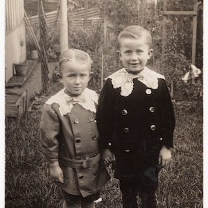 Foto dos anos 1910 'Jack & Maurice' Dois meninos atrevidos, irmãos, crianças, crianças dos anos 1910, meninos, foto de família, foto antiga, Rppc