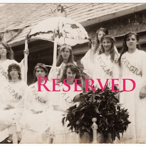 RÉSERVÉ À RACHEL Filles « Miss Monde » originales des années 1910 sur le char Miss Monde, reconstitution historique, photo de festival, filles, carte postale photo insolite,