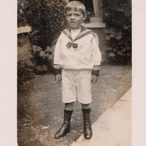 Photo de garçon des années 1910 « Little Sailor » Petit garçon en haut style marin, mode édouardienne, enfants, mode enfantine, garçon, Rppc
