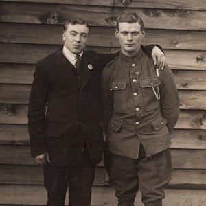 WW1 Soldat Foto 'Proud Brothers' hübscher Soldaten, WW1 Postkarte, Militär, WW1 Uniform, Brüder, WW1 Geschichtsfoto, Rppc
