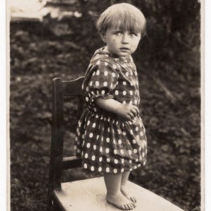 Photo d'enfant vintage « Robe à pois » Petite fille en robe à pois, Enfants, Années 1920, Mode enfantine, Carte postale d'enfant, Rppc