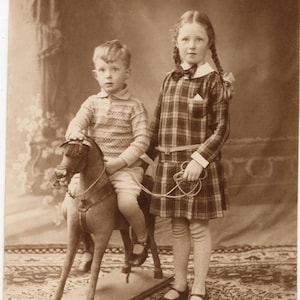 Photo de cheval jouet des années 1920 « Étourdissement » enfants avec cheval jouet, cheval à tirer, jouets, cartes postales, enfants, jouets vintage, Rppc