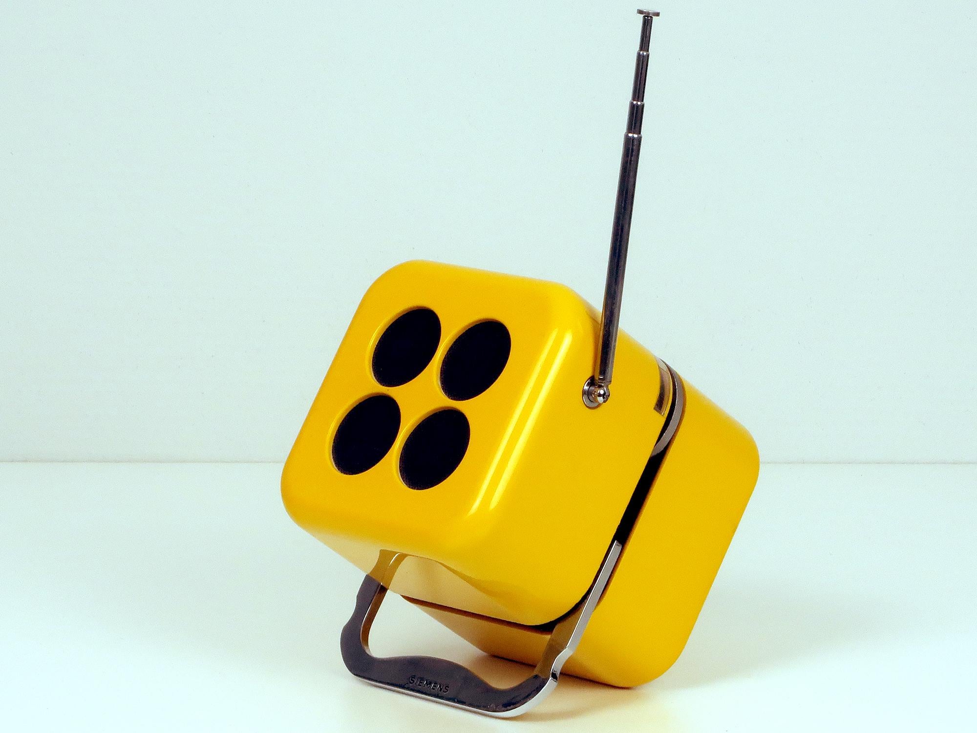 Cult Radio Siemens Type RK 501 Alpha 2 From Duitsland Yellow