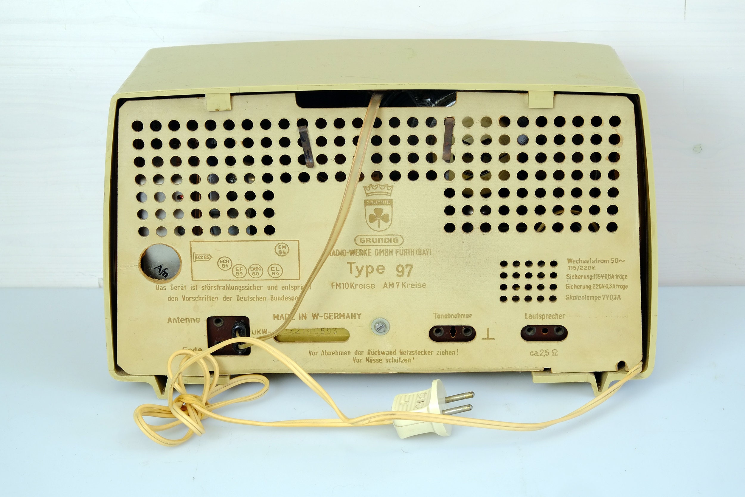Grundig Type 97 真空管ラジオ：1950年代のBluetooth対応ベージュ