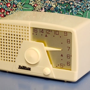 Travler 55-37  Tube Radio  Made in US 1955  Vintage to cute to Bluetooth space age rock and roll valve 110Vac