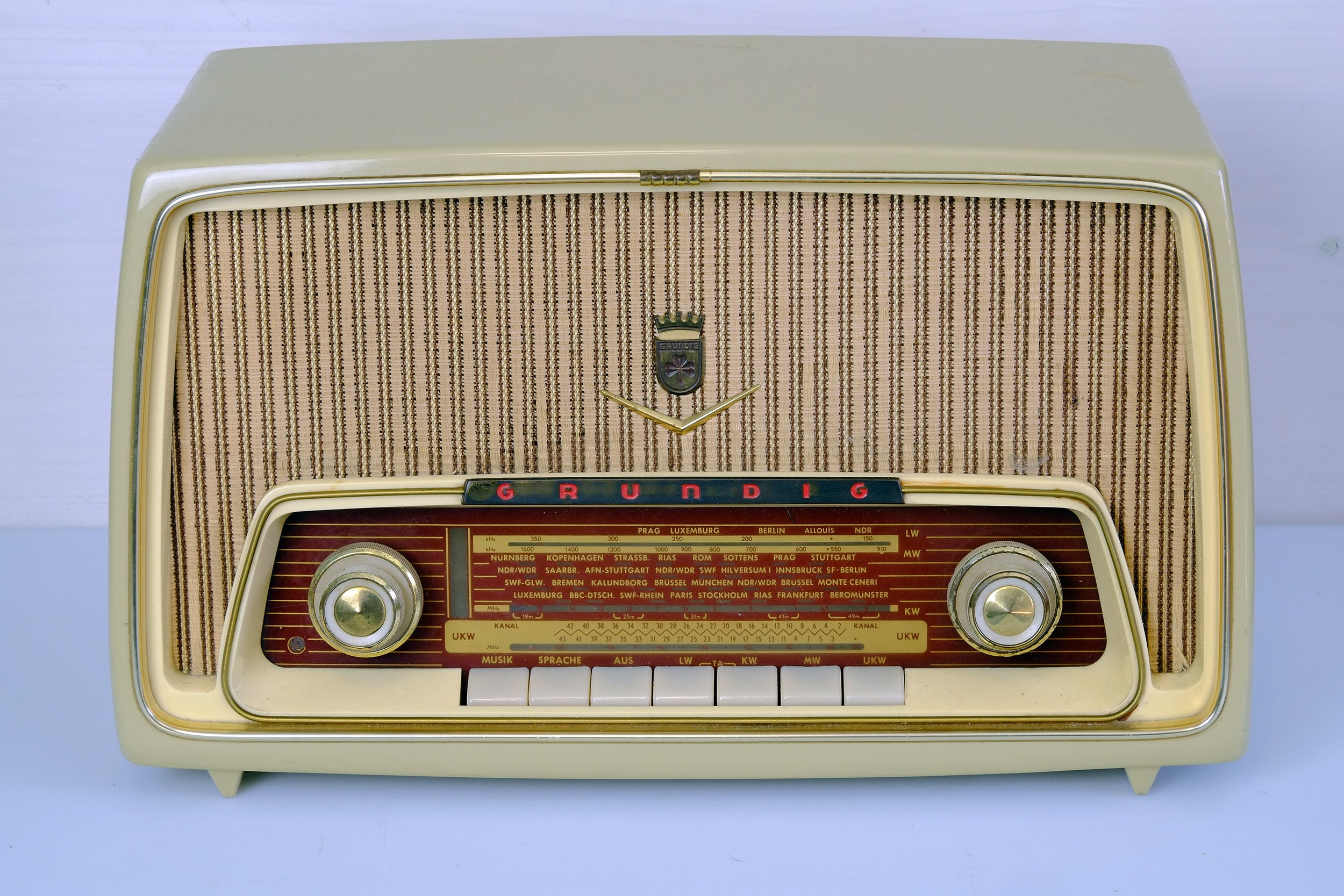 Grundig Type 97 真空管ラジオ：1950年代のBluetooth対応ベージュ