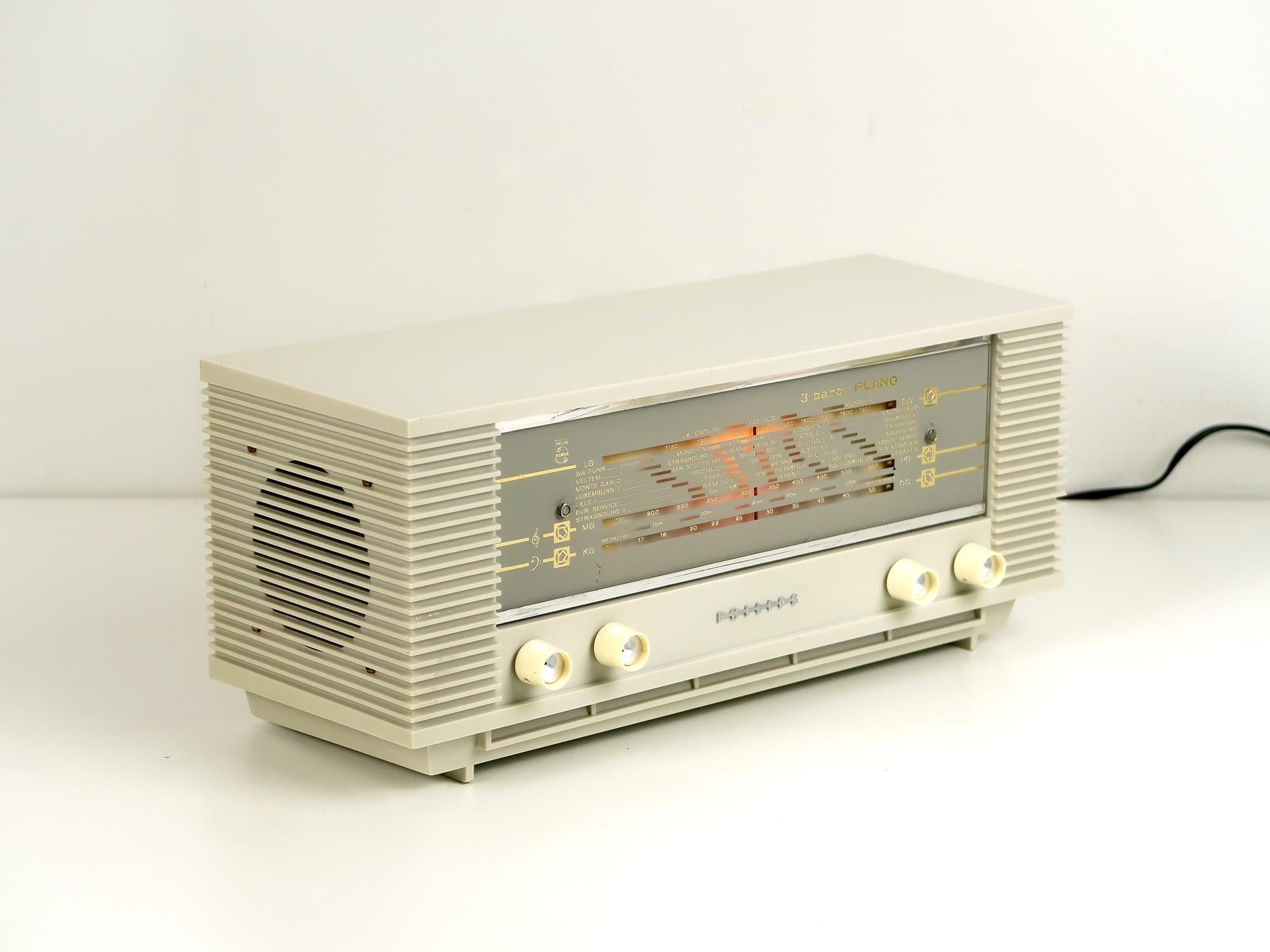 PHILIPS B3X40U Tube Radio 3 Band Plano 60s Made in Holland Plastic