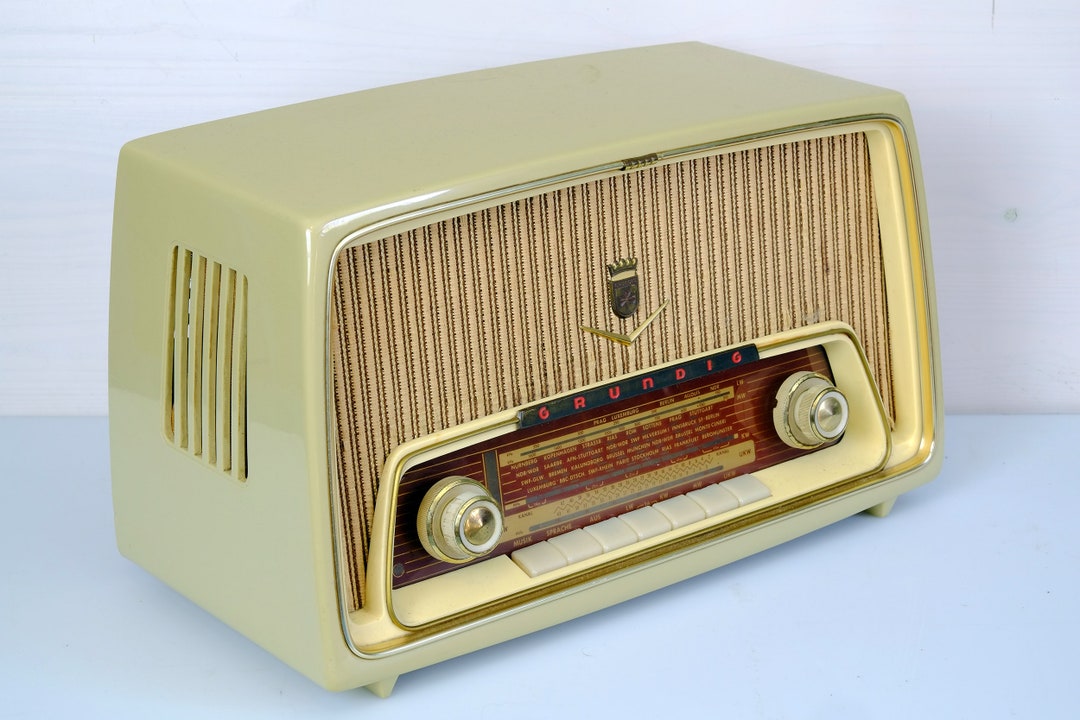 Grundig Type 97 真空管ラジオ：1950年代のBluetooth対応ベージュ