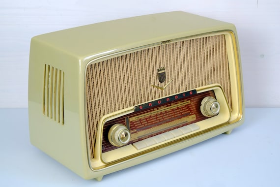 Grundig Type 97 真空管ラジオ：1950年代のBluetooth対応ベージュ