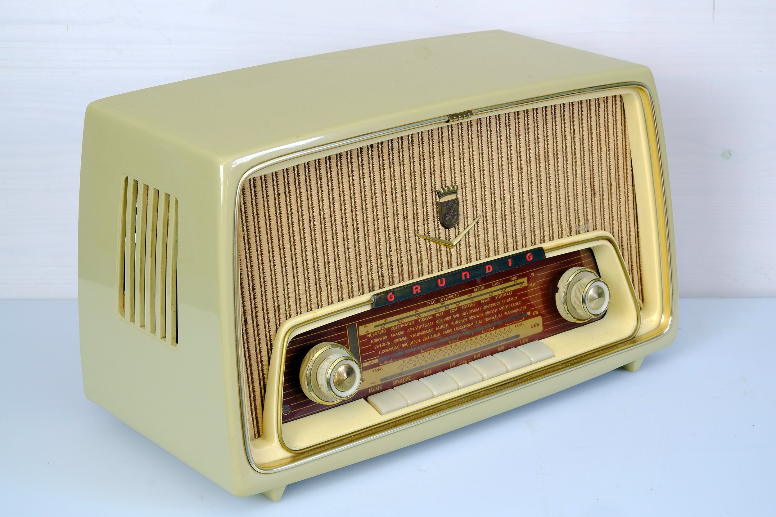 Grundig Type 97 Tube Radio: 1950s Beige Amplifier With Bluetooth