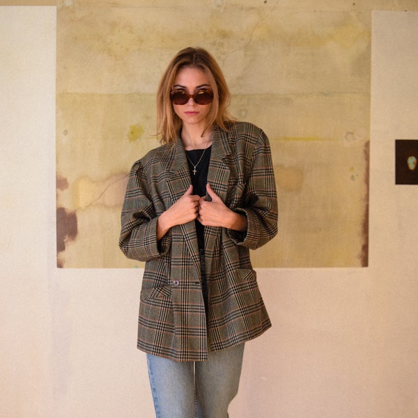 Un blazer en tweed en tweed double poitrine à carreaux vintage surdimensionné. 90s laine grande veste à carreaux sur le blazer de bureau streetwear à la mode