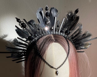 Corona de halo negro, tocado de halo de plumas, corona del festival, corona de boda gótica, diadema de fascinadores, diadema de aleta de la década de 1920, bosque oscuro