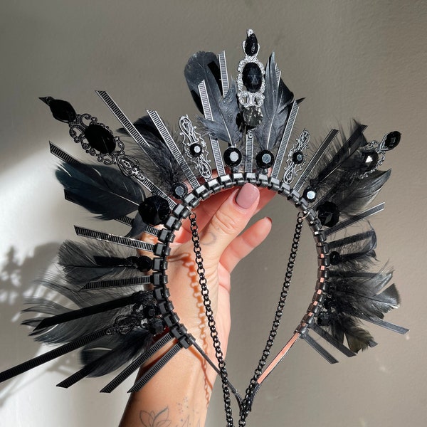 Couronne noire de halo, casque de halo de plume, femmes de tenue de rave, couronne de mariage gothique, bandeau de bibi, bandeau de clapet des années 1920, forêt foncée