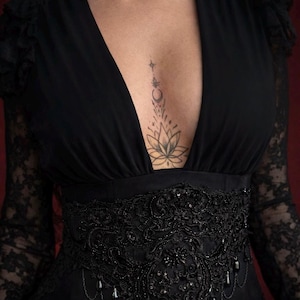 Black lace choker moon, Shoulder Chains Necklace, Gothic wedding, Evil Queen costume, Vampire Witch cosplay, Victorian Bridal Body Jewelry, black lace corset belt gothic romantic style, Alternative wedding belt
