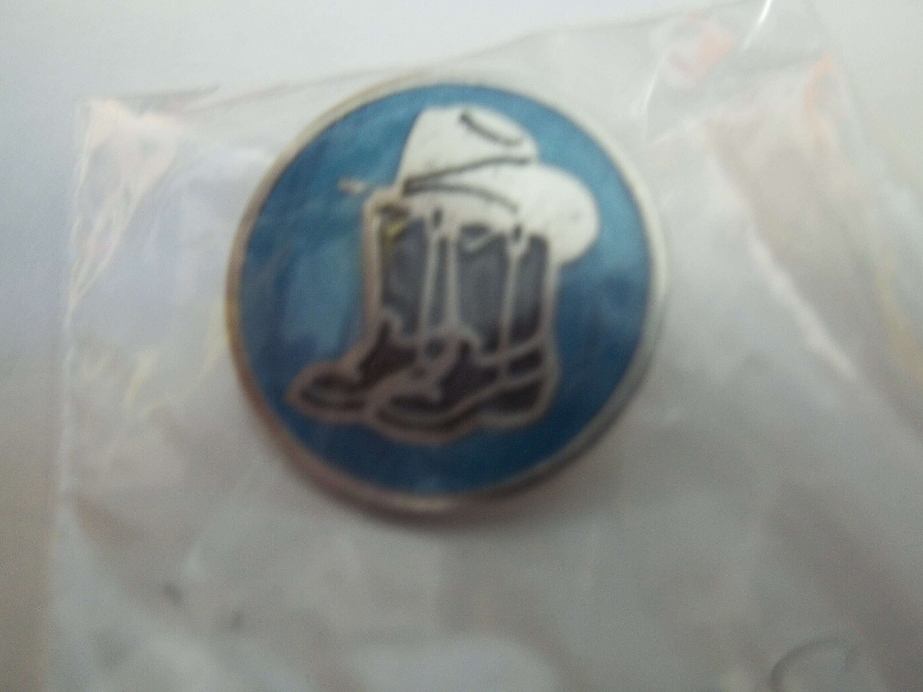 584 spurs Hat / Lapel Pin Turquoise 