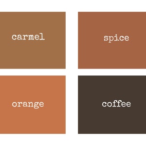 K&ouml;nnte beinhalten: Vier Farbmuster mit Textbeschriftungen. Das obere linke Muster ist Karamell, das obere rechte ist Gew&uuml;rz, das untere linke ist Orange und das untere rechte ist Kaffee. Der gesamte Text ist in einer Schreibmaschinenschrift.