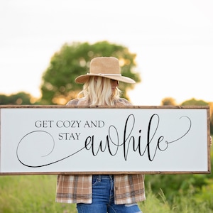 Holen Sie sich gemütlich und bleiben Sie lange Schild, Wohnzimmer Wanddekor, Einweihungsgeschenk, Familienzimmer Wandkunst, gerahmtes Holzschild, Bauernhausstil Boho Dekor