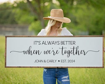 Es ist immer besser, wenn wir zusammen sind Zeichen, Schlafzimmer Wanddekoration, personalisierte Holzschild über dem Bett Wandkunst, Hochzeit, Geschenk für Frau