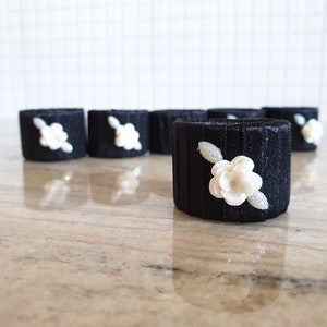 Anillos de servilleta negra hechos a mano, conjunto de seis anillos, decoración de mesa, anillos de cartón, romántico, boda, juegos de mesa de comedor, celebración, rosas blancas